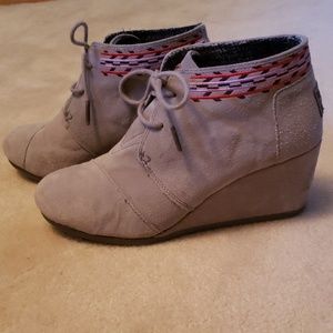 Tom's desert wedge booties
